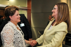 Dilma Rousseff shaking hands with Petrobras CEO Maria das Graças Foster© Blog do Planalto   