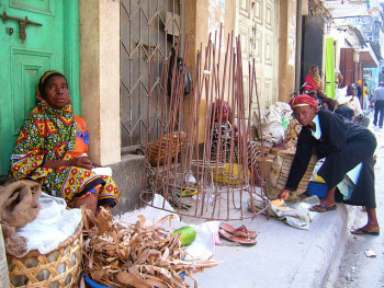 Sidewalk vendors in Kenya © Angelo Juan Ramos 